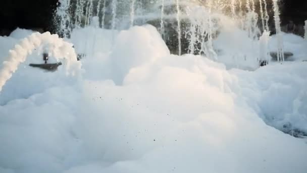 Huge amount of foam in the fountain. The prankster added shampoo to the fountain. Washing the fountain — Stock Video