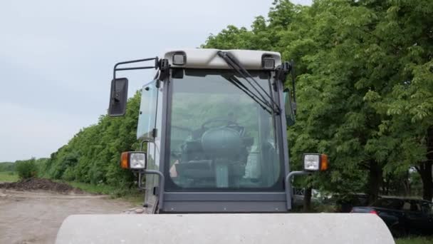 Rodillos de carretera de primer plano en el sitio de construcción. Compactador vibratorio del suelo. Industrial — Vídeo de stock