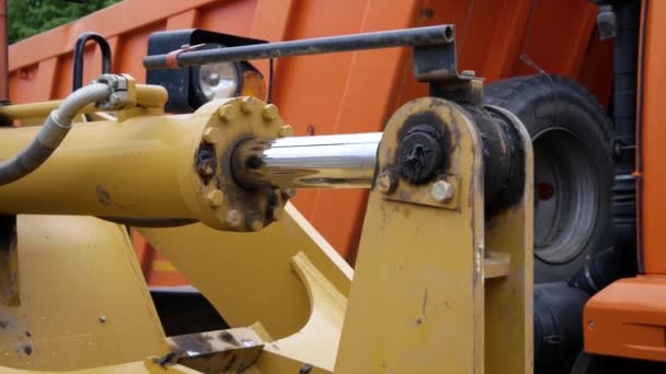 ブルドーザー、トラクター、ショベル、イエローマシンのクロムメッキシリンダーシャフトのための油圧ピストンシステムの閉鎖、建設重工業の詳細 — ストック動画