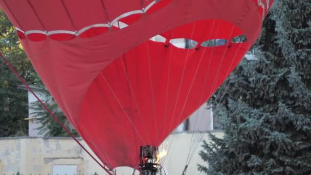 Primer plano de instalación térmica de quemador de globo de calor. fuego calienta el aire caliente en globo — Vídeos de Stock