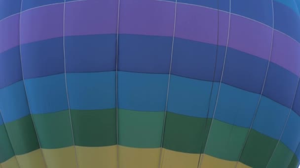 Gros plan d'un ballon multicolore montant dans l'air — Video