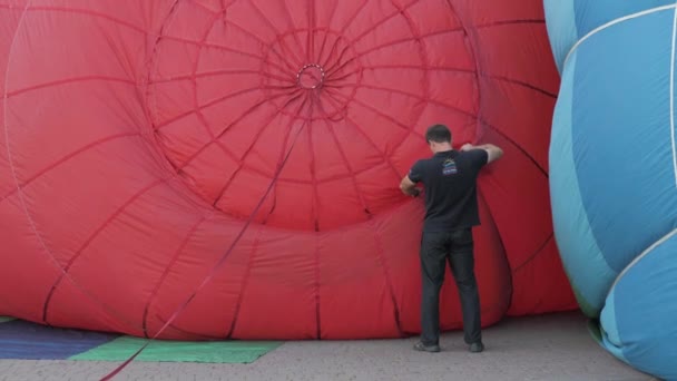El hombre prepara un globo para despegar. Rusia, Stavropol - 29.08.20 — Vídeos de Stock