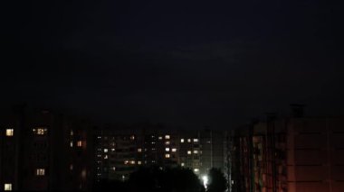 Zaman ayarlı. Fırtına bulutları. Şehrin üstündeki gece fırtınalı gökyüzü. Bir dizi güzel yıldırım düştü.