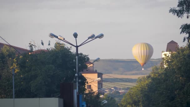 Globo de calor volando sobre la ciudad. Rusia, Stavropol - 29.08.20 — Vídeos de Stock