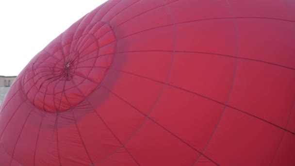 El primer plano del globo se prepara para el despegue, inflado con el ventilador potente grande — Vídeos de Stock