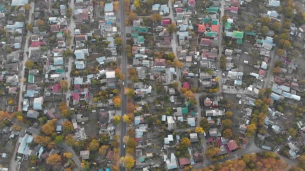 Vue aérienne du haut vers le bas 4k de la route avec des voitures de passage le long de la campagne et les toits des maisons du secteur privé — Video