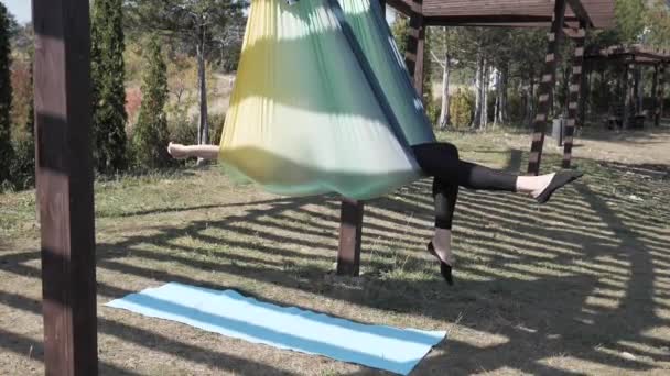 Jeune femme se repose dans un hamac dans le parc. Mouvement lent — Video