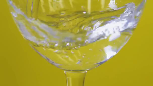 杯子里塞满了干净的水。慢动作 — 图库视频影像