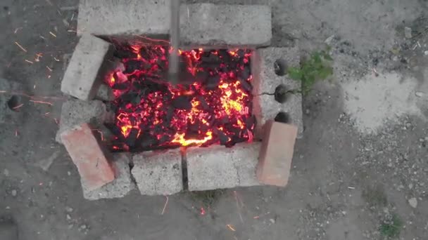 Vista superior de churrasco improvisado feito de tijolos. Preparação de carvões em grelha para cozinhar shish kebab — Vídeo de Stock
