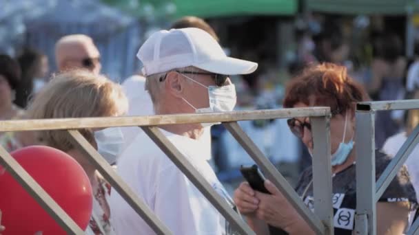 Kalabalık koruyucu tıbbi maske takıyor. Maske rejimi. Rusya, Stavropol - 29.08.20 — Stok video