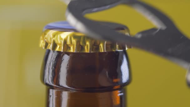 Otevírání nápoj tmavá láhev s otvírák na žlutém pozadí — Stock video