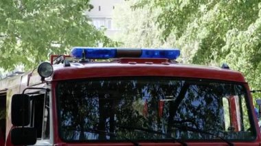 İtfaiye arabasının kapağını yanıp sönen ışıkla kapatın. Rusya, Stavropol, 1.05.20