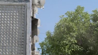 Duman çıkan bir apartmanın penceresi. Yan görüş. Ateş