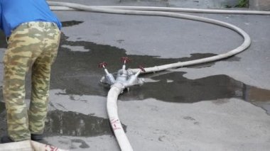 İtfaiye söndürmek için yangın musluğu hazırlıyor. Rusya, Stavropol, 1.05.20