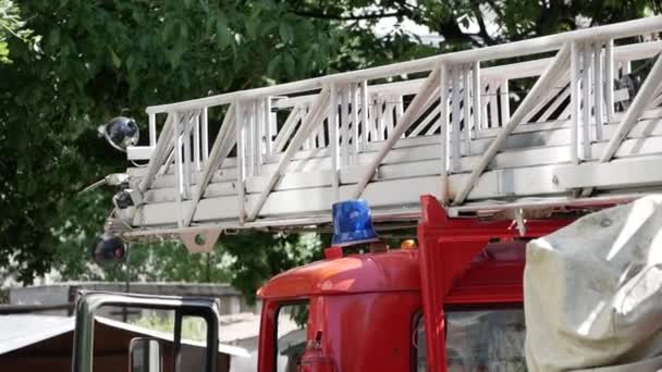 Närbild av en glidstege från en räddningstjänst för brandbilar. Ryssland, Stavropol, 1.05.20 — Stockvideo