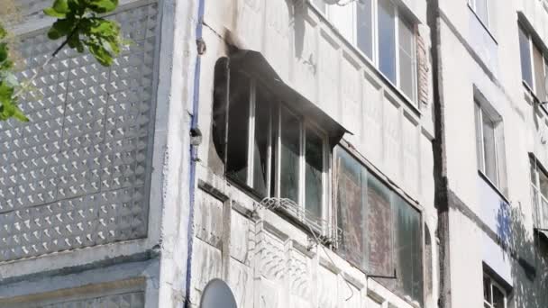 Вікно житлового будинку, з якого виходить дим. Сторона зору. Вогонь. Росія, Ставрополь, 1.05.20 — стокове відео
