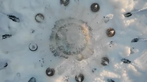 Vue de dessus de la fontaine qui a ajouté de la mousse. Shampooing, savon, mousse dans la fontaine — Video