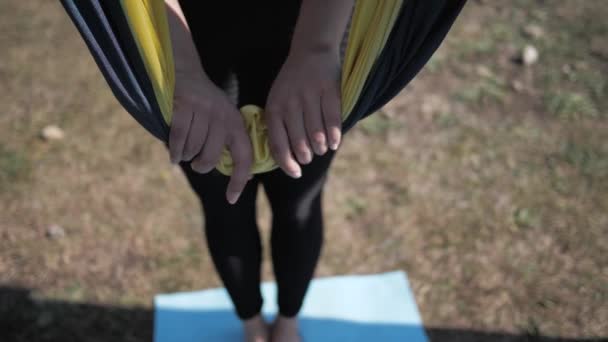 Молодая спортсменка держит гамак для аэройоги. крупным планом. Портрет. На открытом воздухе — стоковое видео
