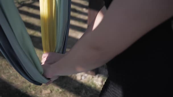 Gros plan des mains d'un athlète se préparant pour des exercices sur un hamac. Aérobic, aéro yoga — Video