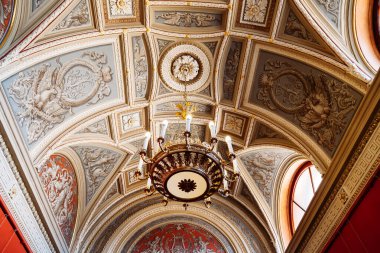 Saint Petersburg, Rusya, 18.04.2019, Müze. Yusupov Sarayı 'nın güzel avize koridoru. Alfray boyama. Taç giyme töreni salonu.