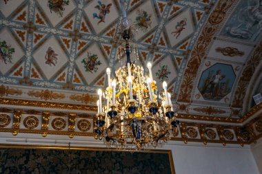 Saint Petersburg, Rusya, 18.04.2019, Müze. Boyanmış tavan Yusupov sarayının arka planında güzel bir avize. Mavi oturma odası. Çember.