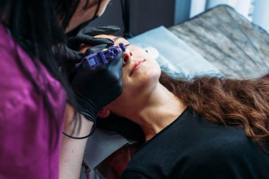 Kalıcı makyajlı kalıcı kaş kozmetikçisi dövmesi kalıcı makyaj yapıyor. Kapat. 