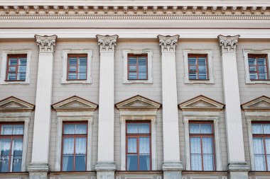 Güzel, eski bir Avrupa binasının cephesi. Güzel mimari