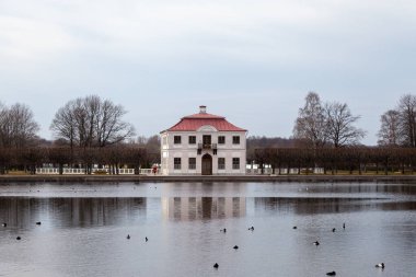 Saint Petersburg, Rusya, 22.04.2019, Marly Sarayı güneşli bir günde, Peterhof, Saint Petersburg, Rusya