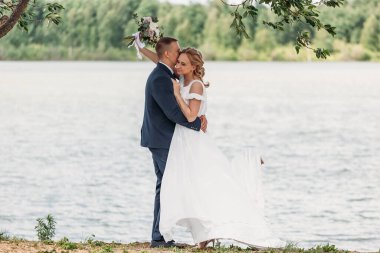 Gelin ve damat göl kenarında..