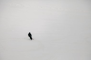 Dağlardan gelen kayakçı