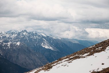 Karla kaplı dağların manzarası