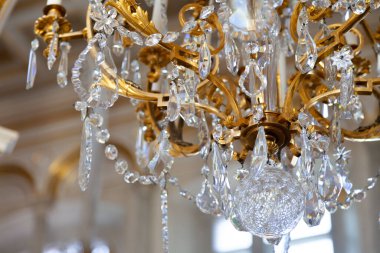 Lüks kristal avize yakın çekim. Kopyalama alanı olan görkemli arkaplan.