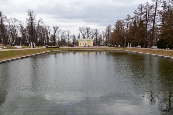 サンクトペテルブルク ロシア 2019 キャサリン公園のミラー池 — ストック写真