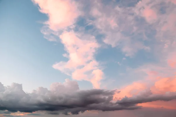 Gün Batımında Dramatik Bir Gökyüzü Pembe Bulutlar — Stok fotoğraf