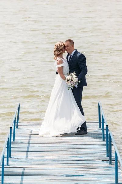Невеста Жених Объятиях Пирсе Фоне Озера — стоковое фото