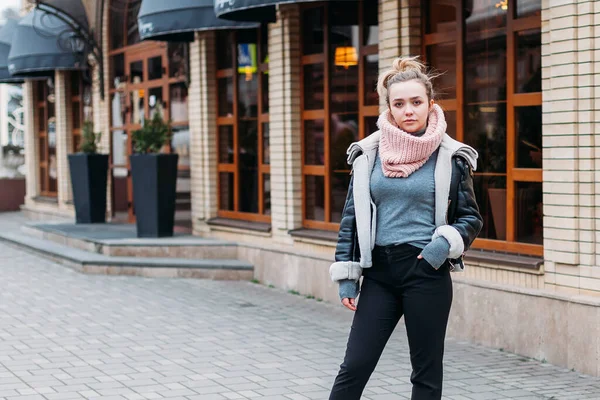 Una Giovane Donna Una Sciarpa Posa Strade Della Città Caffè — Foto Stock