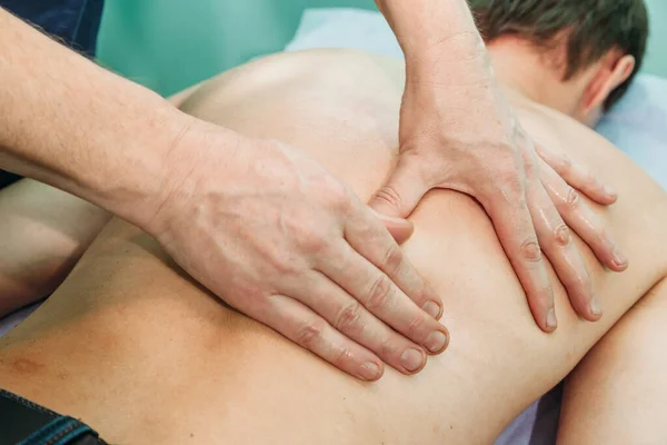 Fisioterapeuta Haciendo Masaje Espalda Paciente Consultorio Médico —  Fotos de Stock