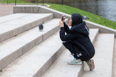 Saint Petersburg, Rusya, 20.04.2019, Asyalı kadın turist akıllı telefonlardan fotoğraf çekiyor..