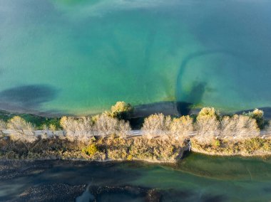 Havadan aşağıya 4K 'lık güzel bir park manzarası iki göl arasında..