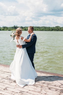 Gelin ve damat iskelede dans ediyor..