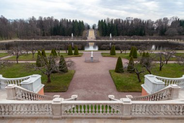 Saint Petersburg, Rusya, 20.04.2019 Peterhof, bahar, Aşağı Park, Marly göleti, bir şelale 