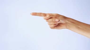 Kadın eli, birinin üzerinde belirir ve beyaz arka planda izole edilmiş, yakın plan hareketlerine seslenir..