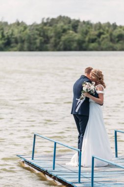 Mutlu evlilik çifti briç oynuyor..