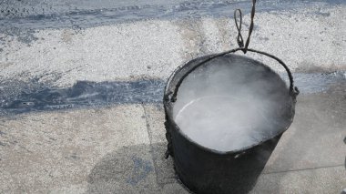 Çalışan foklar çatıda erimiş katranın yardımıyla çatlıyor. Çatı tamiri