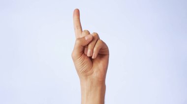 Yakından bakınca bir işaret parmağı görünüyor, beyaz arka planda izole edilmiş bir fikir jesti elde ediyoruz..