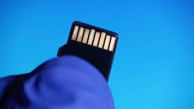Mikro SD veri depolama teknolojisi kullanılıyor. Veri kurtarma kavramı.
