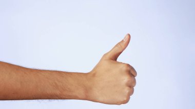 Kırpılmış adamın elini kapat. Stüdyonun beyaz arka planında izole edilmiş baş parmak işareti göster..
