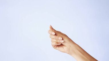 Para isterken parmaklarını ovuşturmak. Beyaz arkaplanda el ele izole kadın kapat.