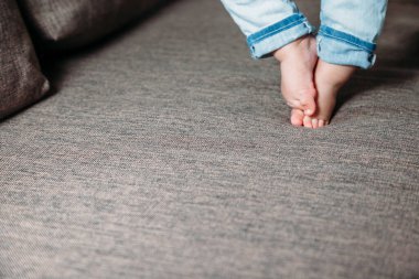 Bebeğin ilk adımları. Bebeğin ayakları ilk adımları atıyor. Yalınayak çocuk bacakları fotoğrafı..