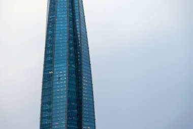 Gökyüzüne karşı soyut Modern Cam Finansal Gökdelen. Boşluğu kopyala